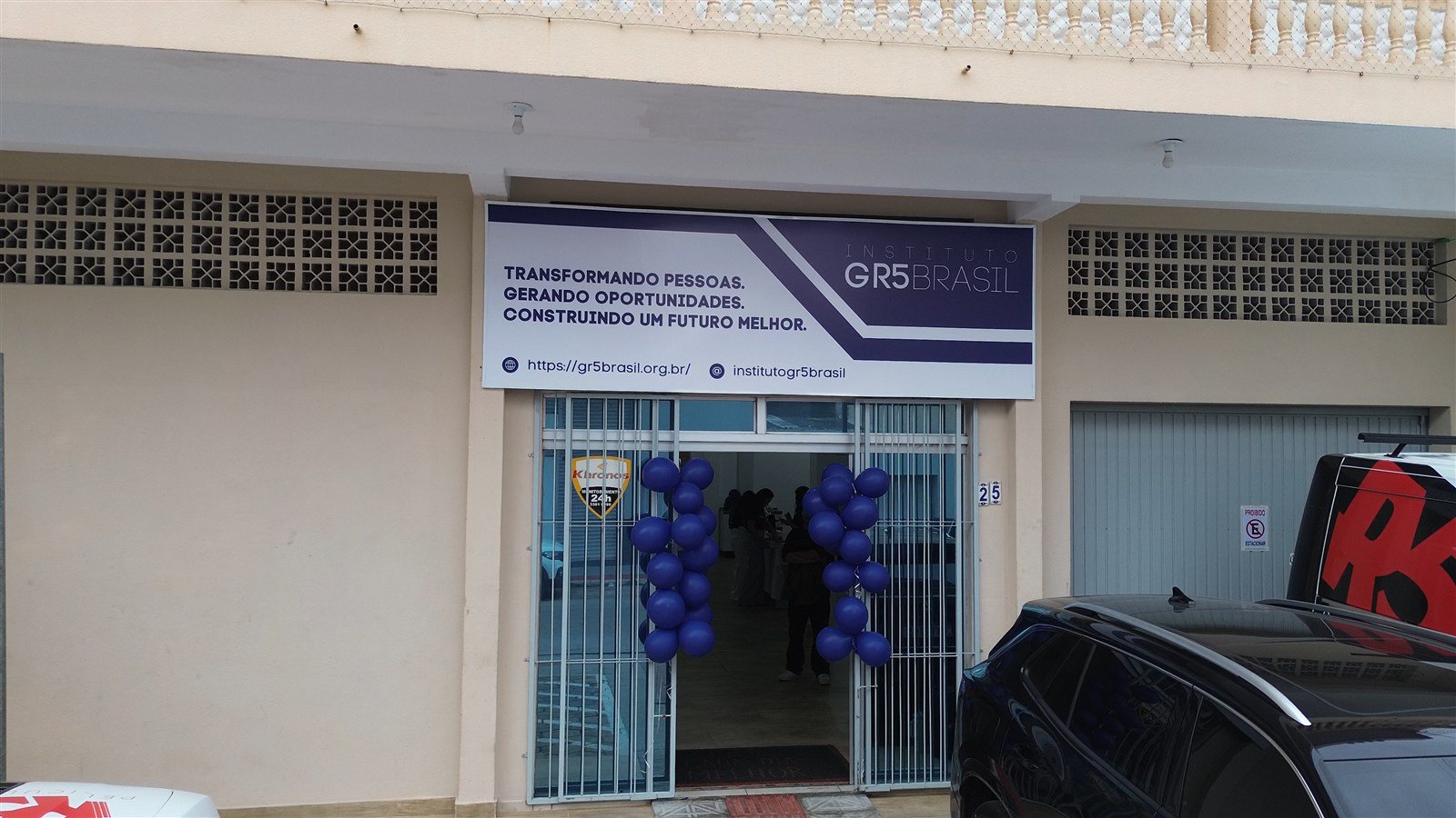 Fachada da sede do Instituto GR5 Brasil com sua faixa institucional