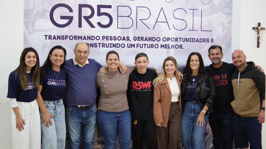 Equipe e apoiadores do Instituto GR5 Brasil reunidos na sede