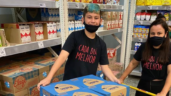 Voluntários do projeto Cada Dia Melhor organizando doações